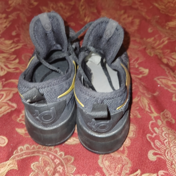 Black and gold KD tennis shoes - Picture 2 of 5